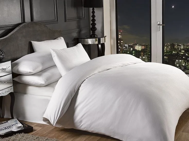 1000 TC Grosvenor Duvet Cover - White / Super King: the shop's own photo