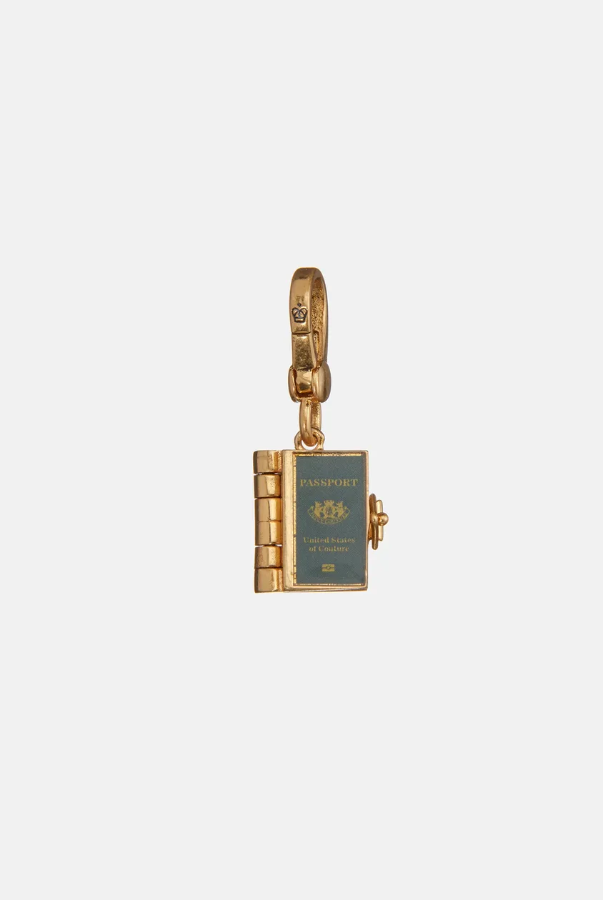 GOLD PASSPORT CHARM - ONE / Gold: the shop's own photo