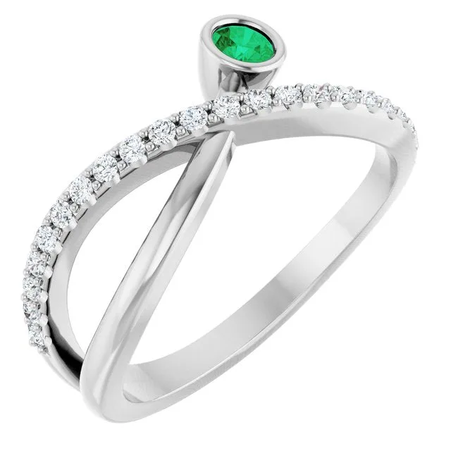 Round Emerald Accented Ring with Diamond Accents in Platinum - 18k Yellow Gold / 3.30 Carat / Lab-Grown-AAA: the shop's own photo